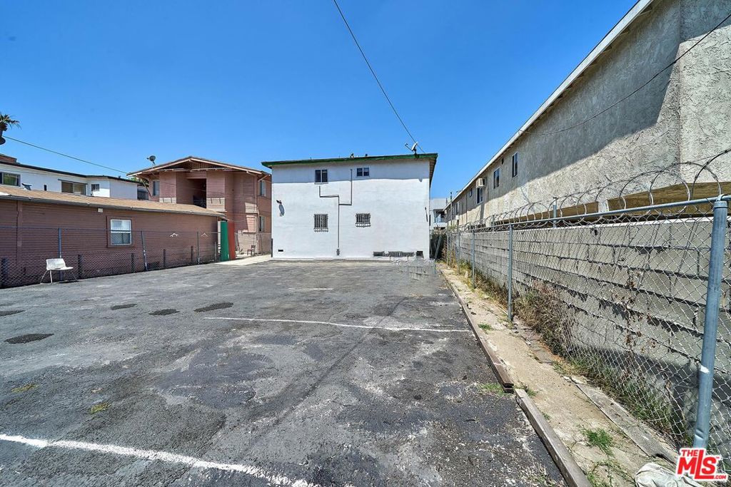 1116 S Berendo Street 1 Property Photo 3