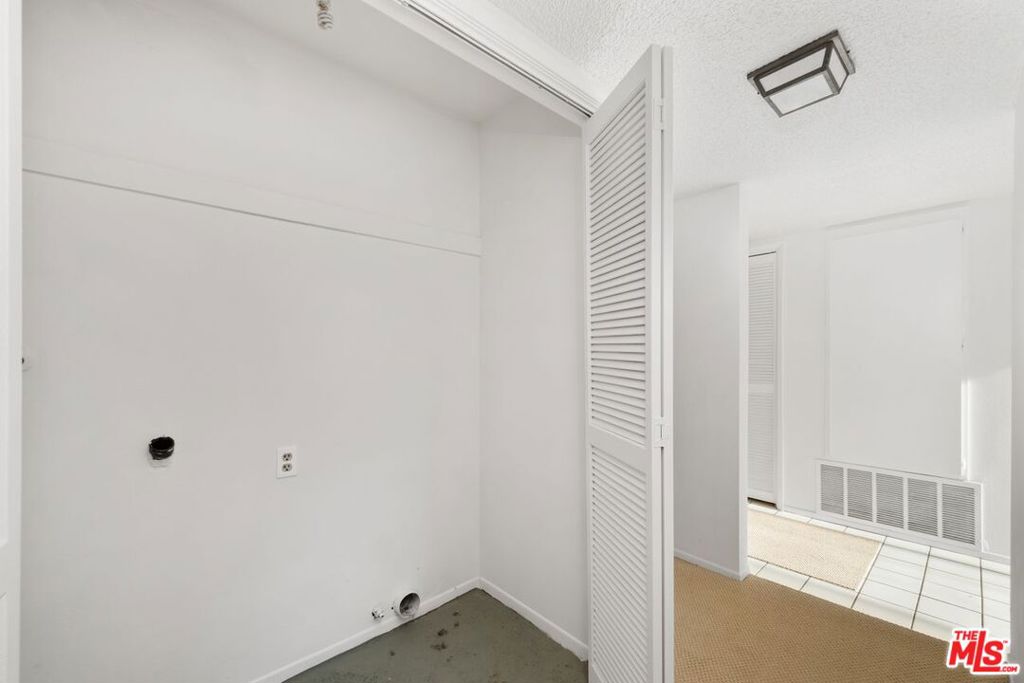 300 S Reno Street 304 Property Photo 19