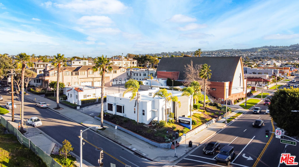 1106 S Pacific Coast Highway Property Photo 3