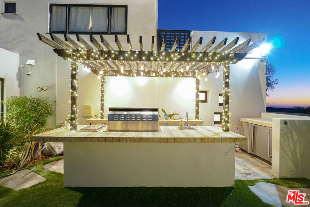 13211 Mulholland Drive Property Photo 15