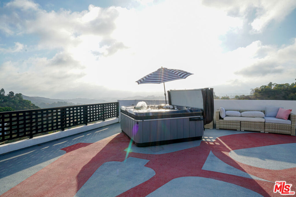 13211 Mulholland Drive Property Photo 21