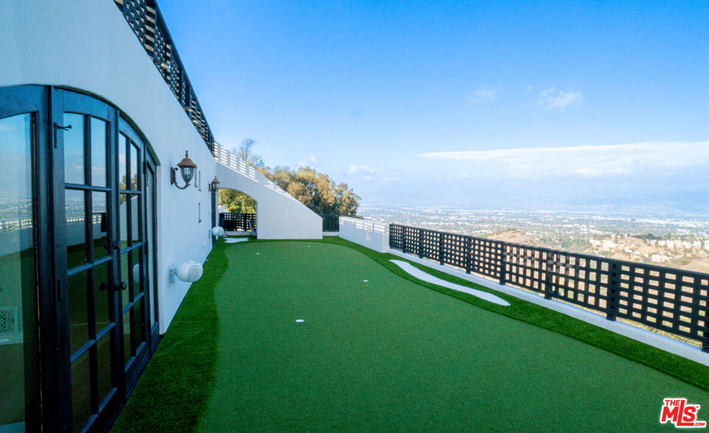 13211 Mulholland Drive Property Photo 23