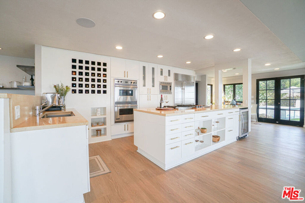 13211 Mulholland Drive Property Photo 25
