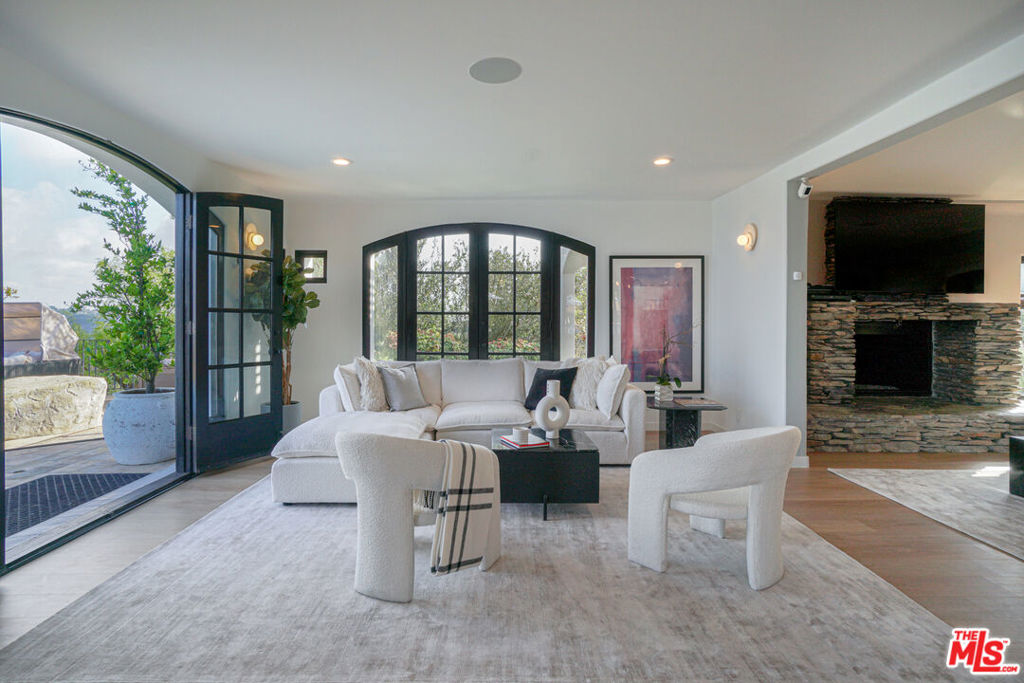13211 Mulholland Drive Property Photo 28