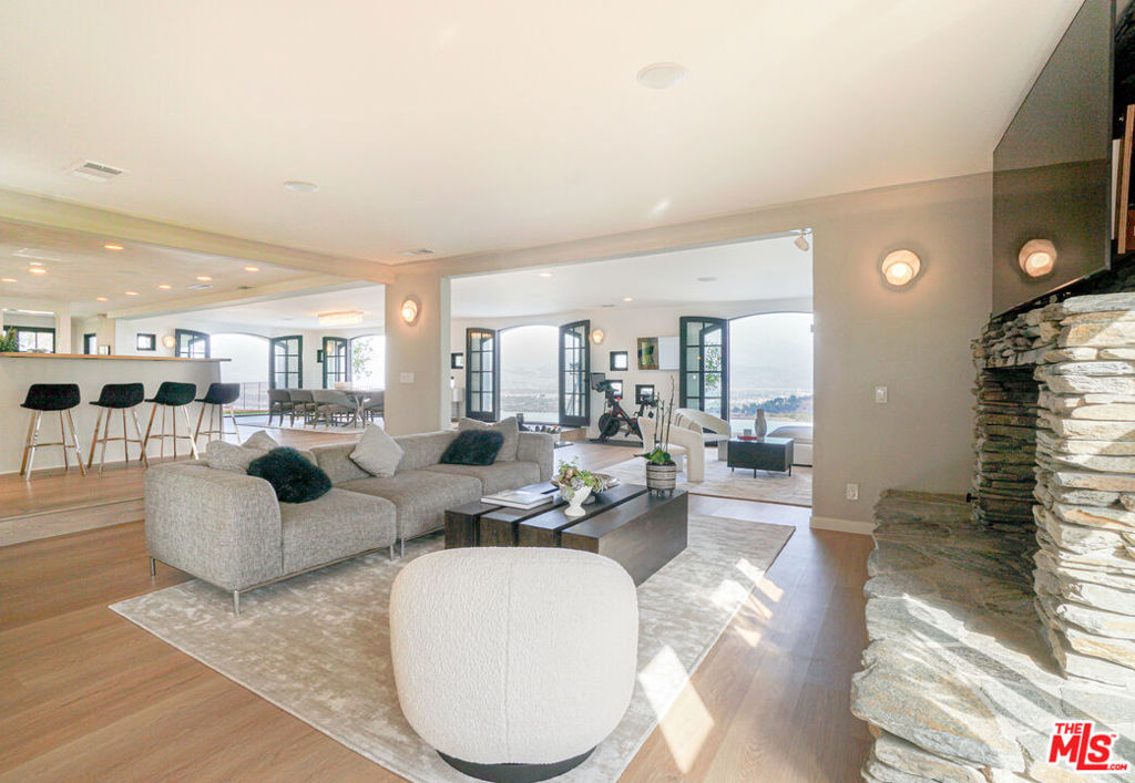 13211 Mulholland Drive Property Photo 29