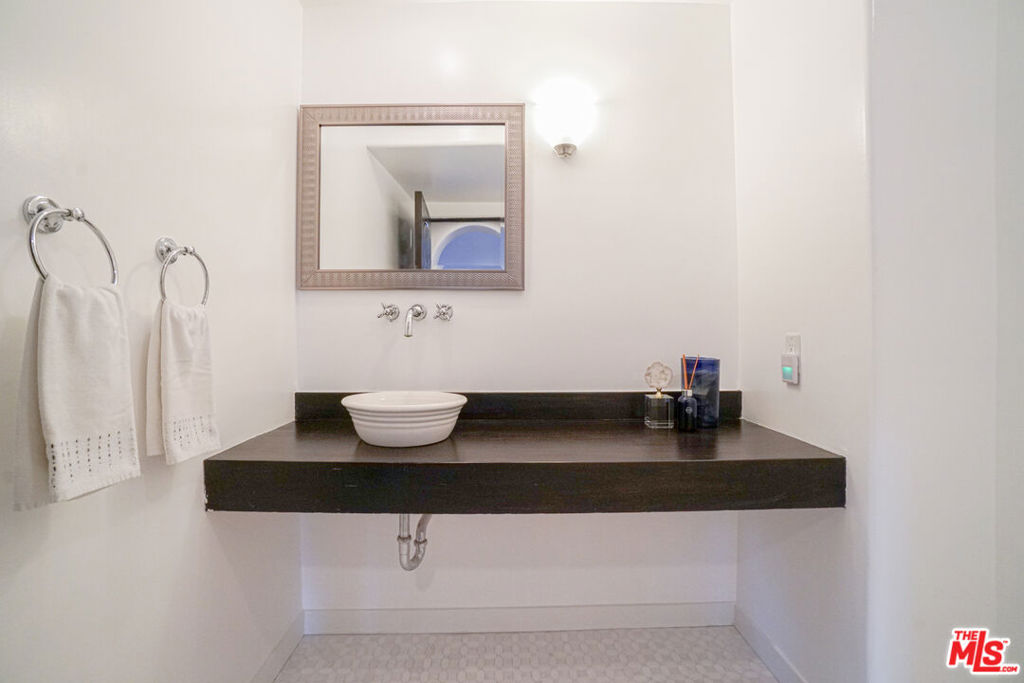 13211 Mulholland Drive Property Photo 31
