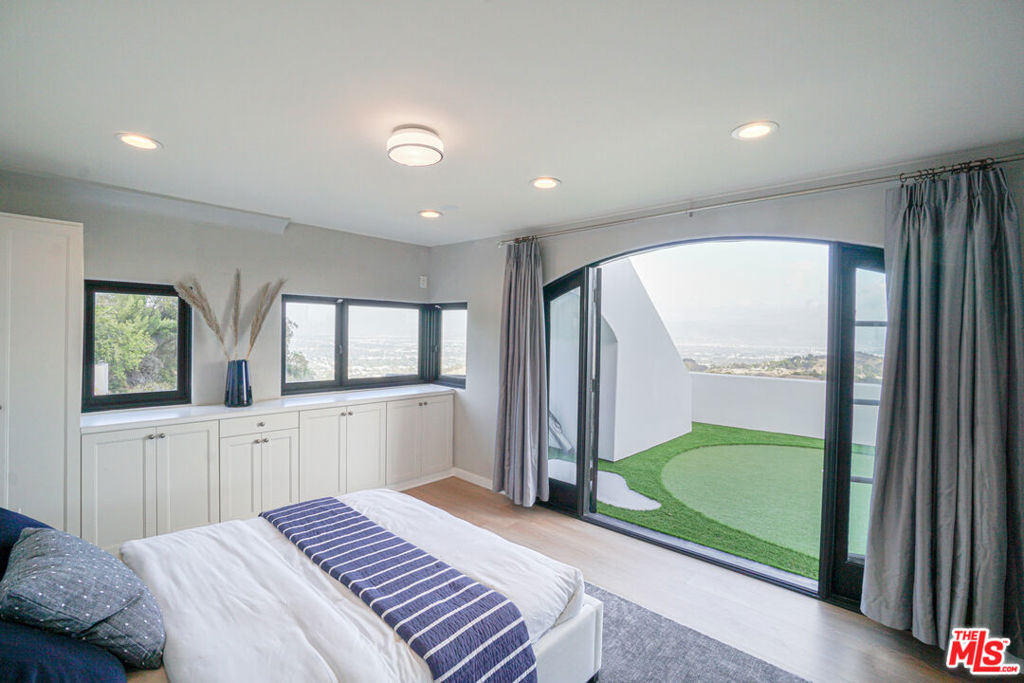 13211 Mulholland Drive Property Photo 32