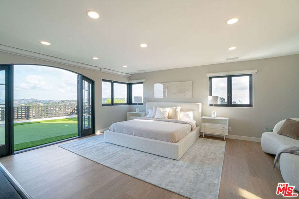 13211 Mulholland Drive Property Photo 33