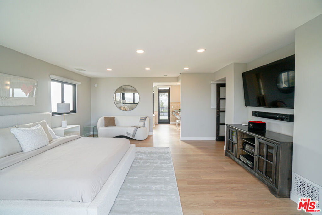 13211 Mulholland Drive Property Photo 36