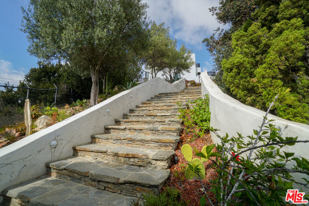 13211 Mulholland Drive Property Photo 41