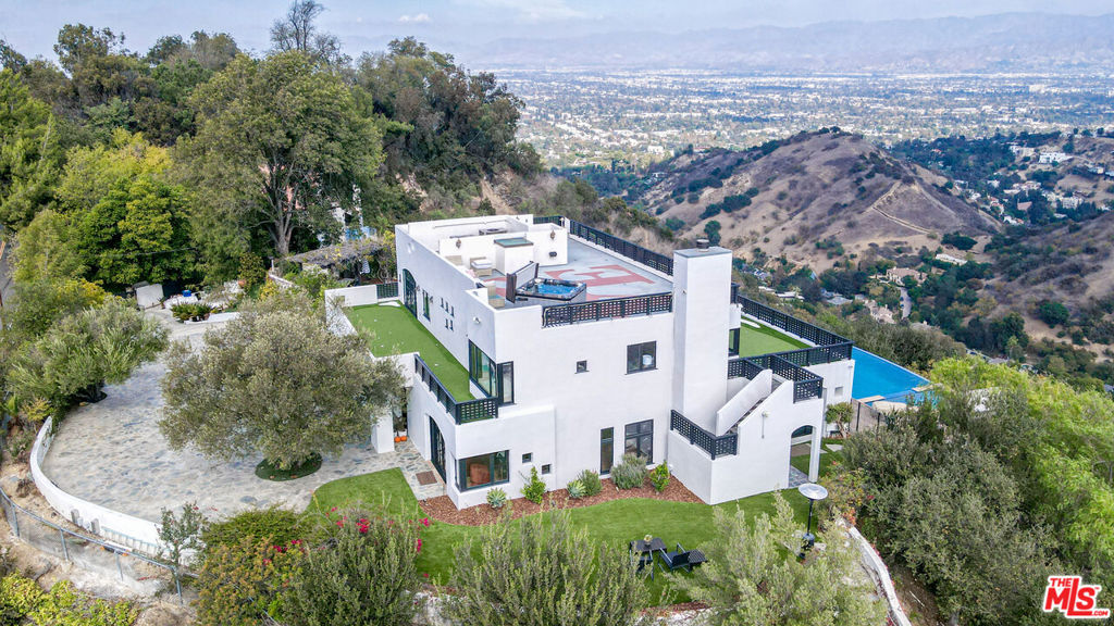 13211 Mulholland Drive Property Photo 44