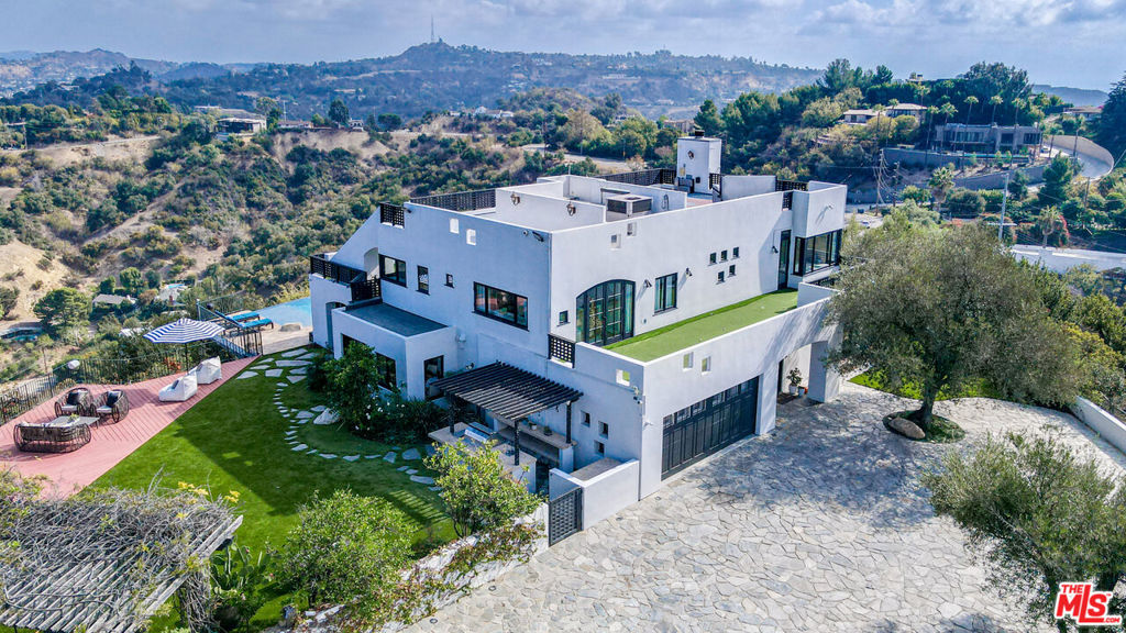 13211 Mulholland Drive Property Photo 45