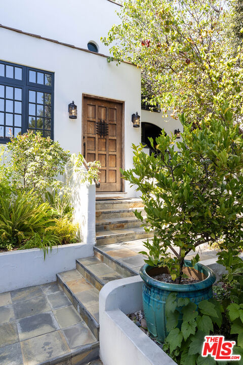 7929 Hollywood Boulevard Property Photo 2
