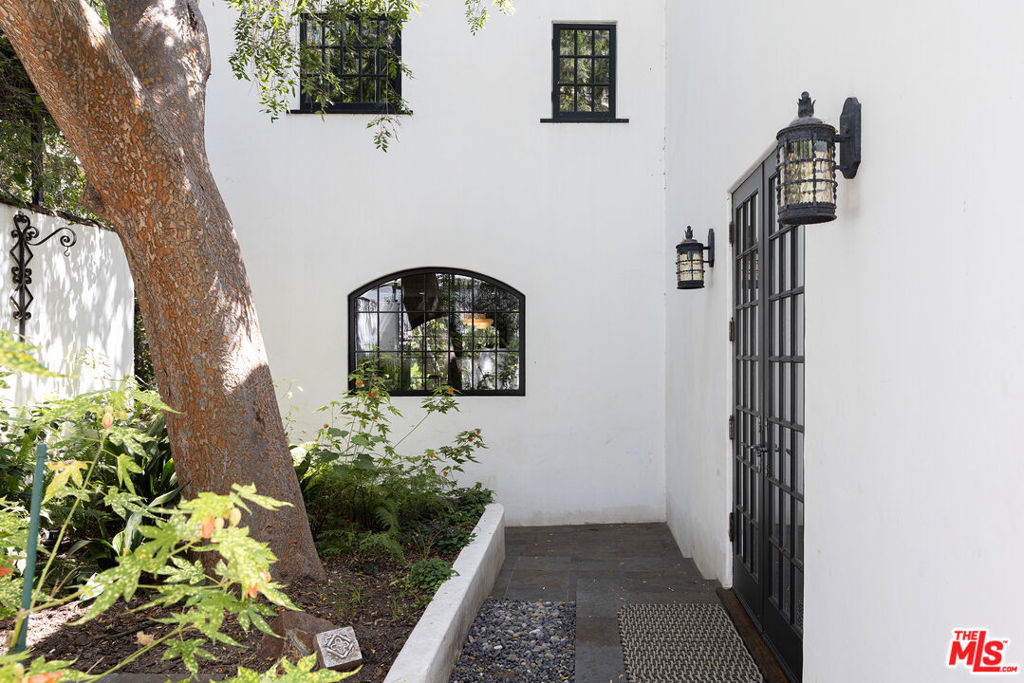 7929 Hollywood Boulevard Property Photo 37