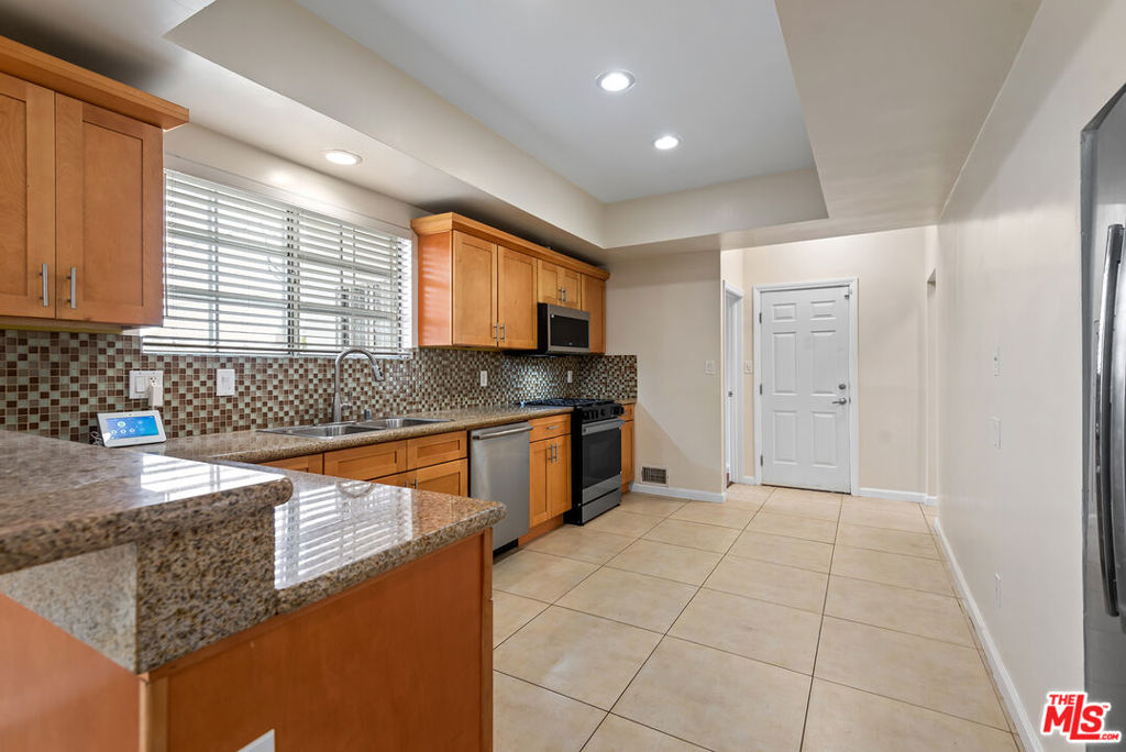 4090 Leeward Avenue Property Photo 20