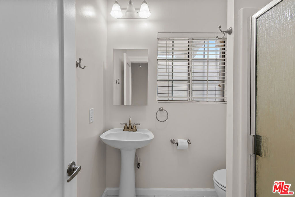 4090 Leeward Avenue Property Photo 23