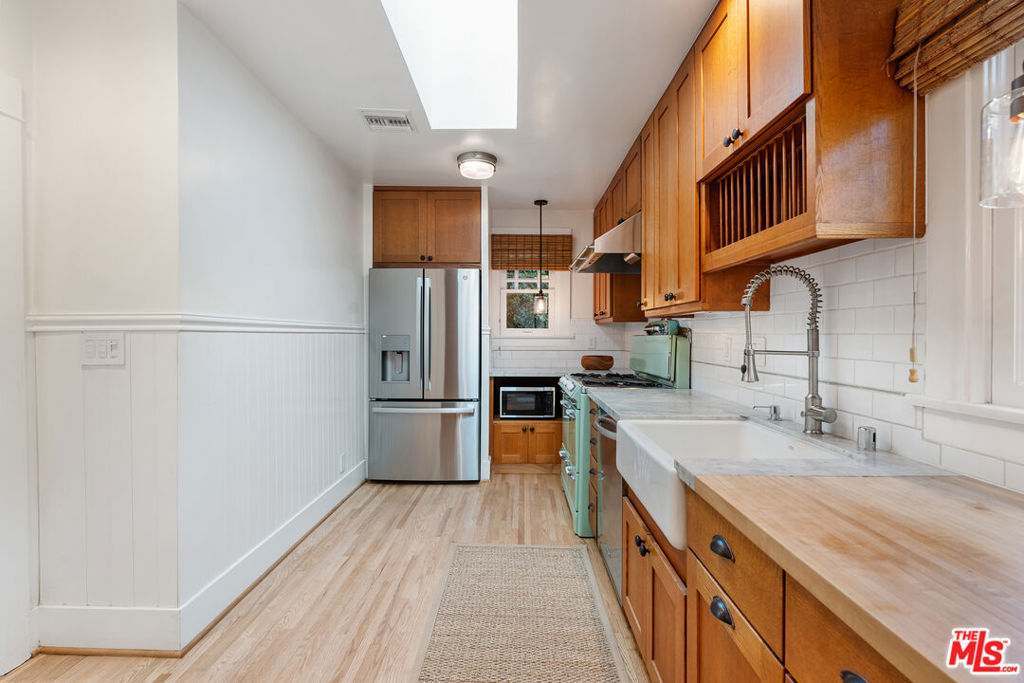 1233 N Genesee Avenue Property Photo 14