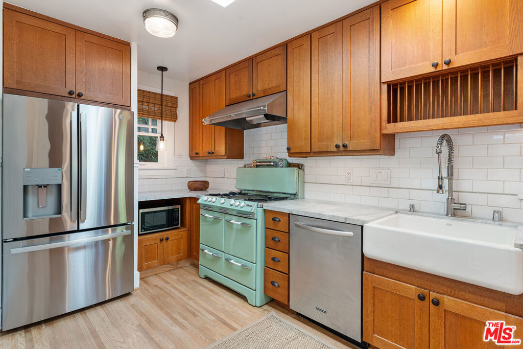 1233 N Genesee Avenue Property Photo 15