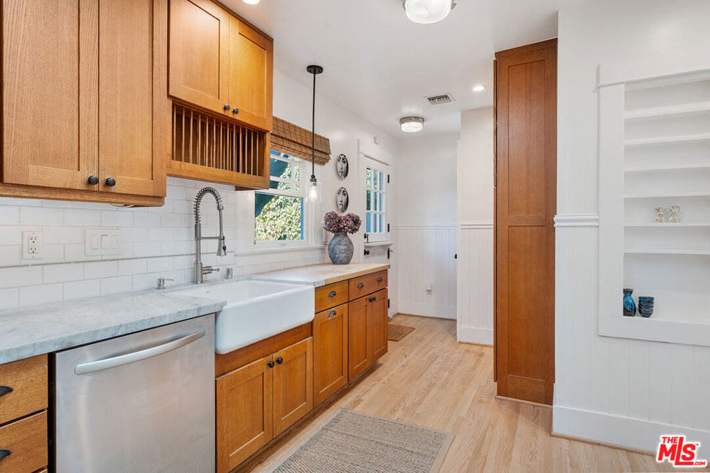 1233 N Genesee Avenue Property Photo 17