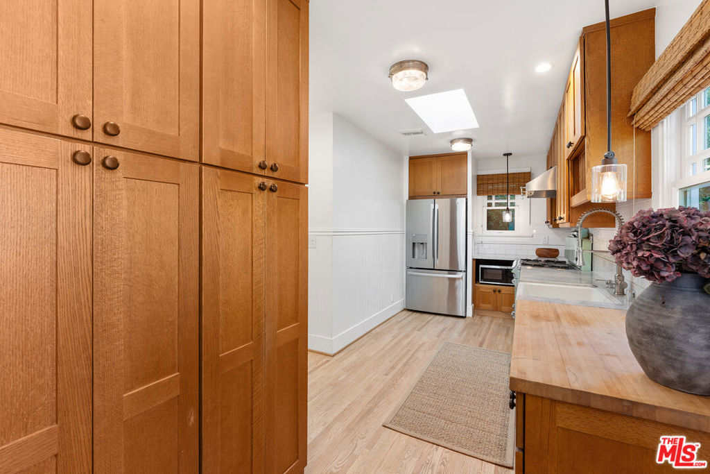 1233 N Genesee Avenue Property Photo 19