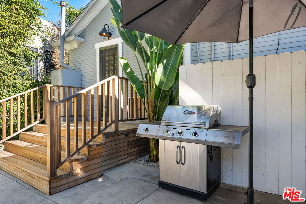 1233 N Genesee Avenue Property Photo 30