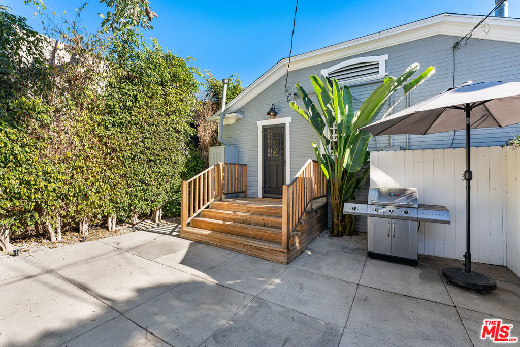 1233 N Genesee Avenue Property Photo 31
