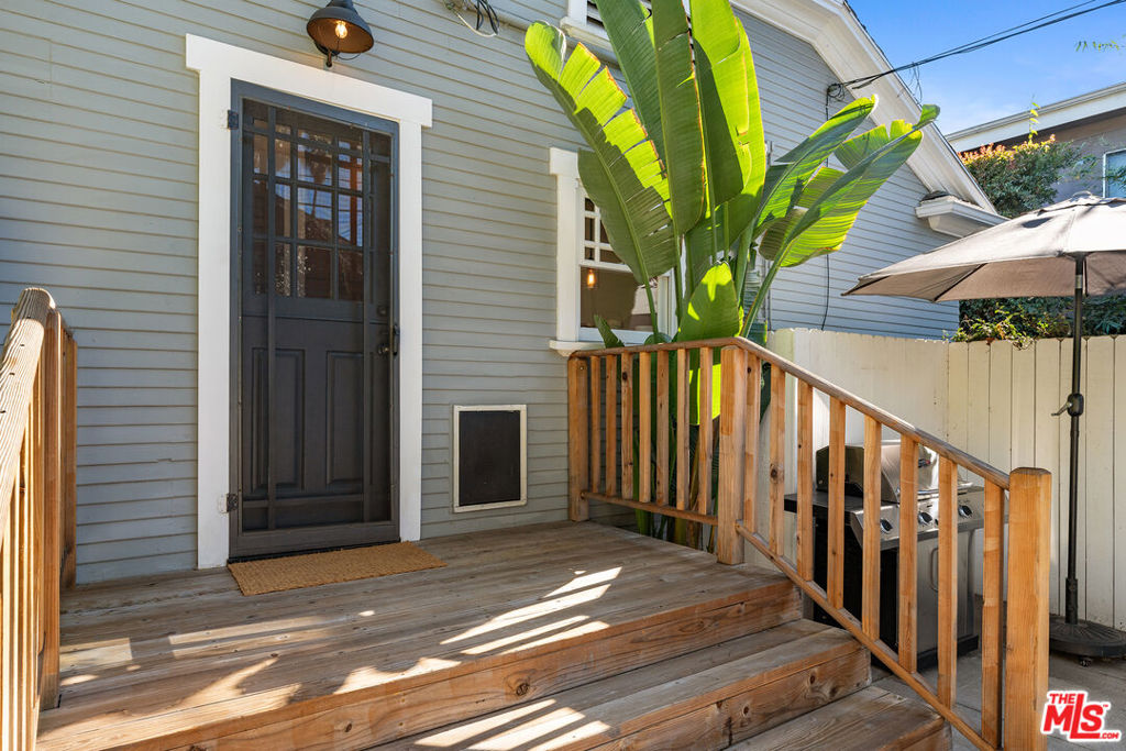 1233 N Genesee Avenue Property Photo 33