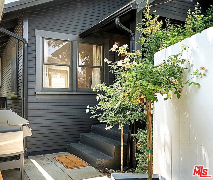 1233 N Genesee Avenue Property Photo 34