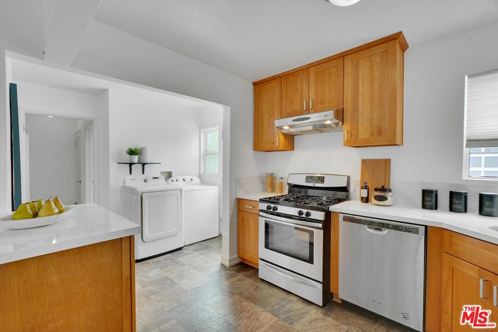 828 Hill Street Property Photo 11