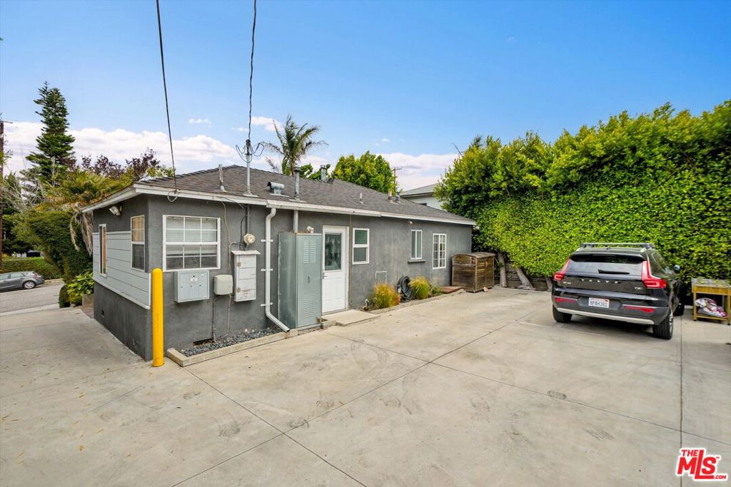 828 Hill Street Property Photo 40