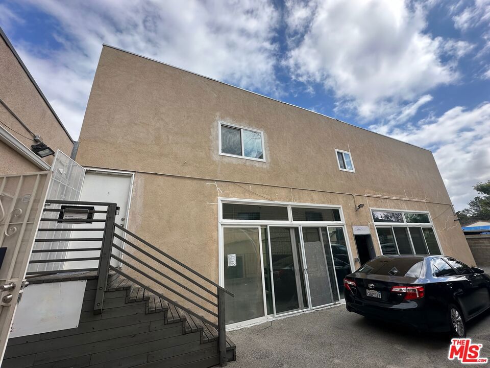 7304 Canby Avenue Property Photo 3