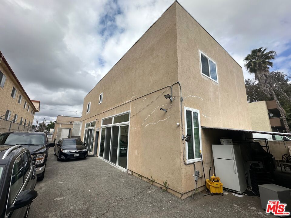 7304 Canby Avenue Property Photo 5