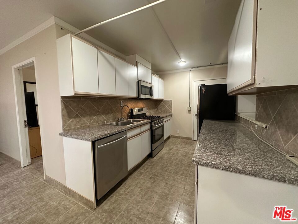7304 Canby Avenue Property Photo 14