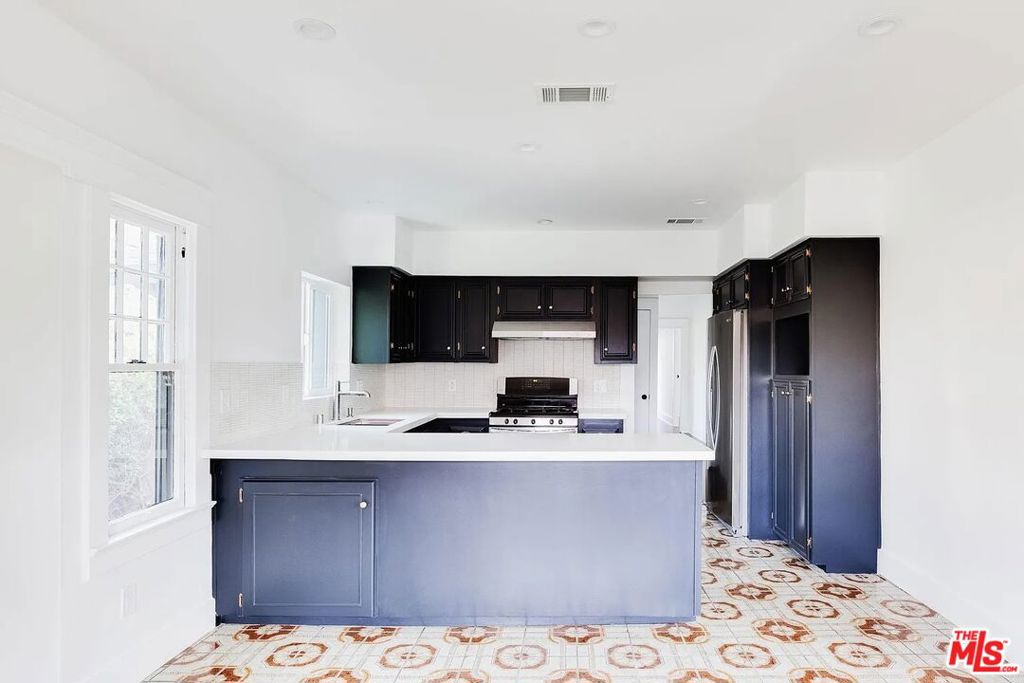 982 Hyperion Avenue Property Photo 6