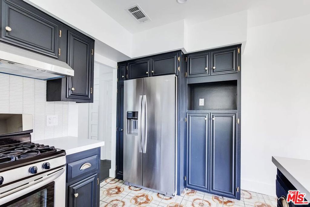 982 Hyperion Avenue Property Photo 7