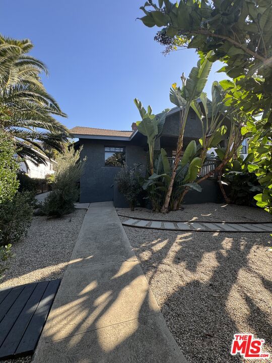 982 Hyperion Avenue Property Photo 17