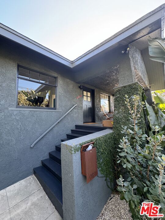 982 Hyperion Avenue Property Photo 22