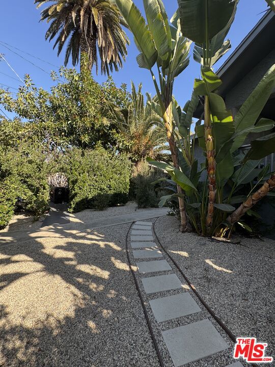 982 Hyperion Avenue Property Photo 23