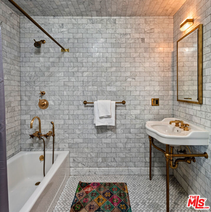211 S Muirfield Road Property Photo 35