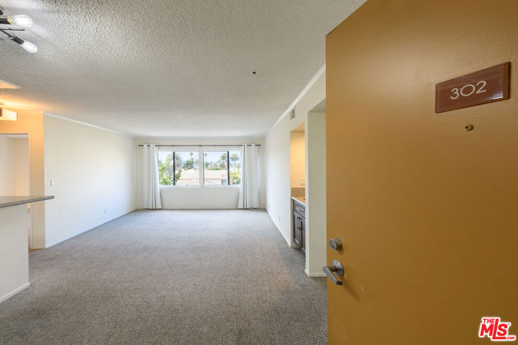 340 N Hayworth Avenue 302 Property Photo 4