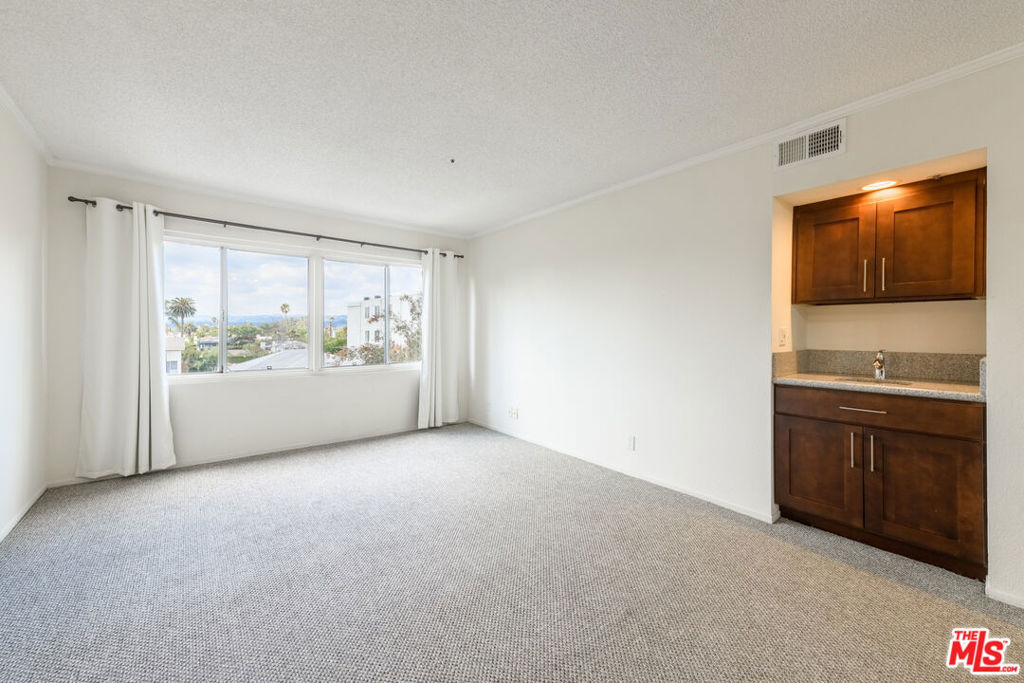 340 N Hayworth Avenue 302 Property Photo 6