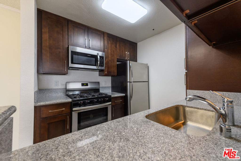 340 N Hayworth Avenue 302 Property Photo 8