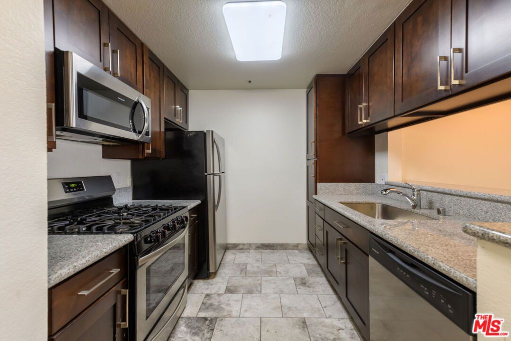 340 N Hayworth Avenue 302 Property Photo 9