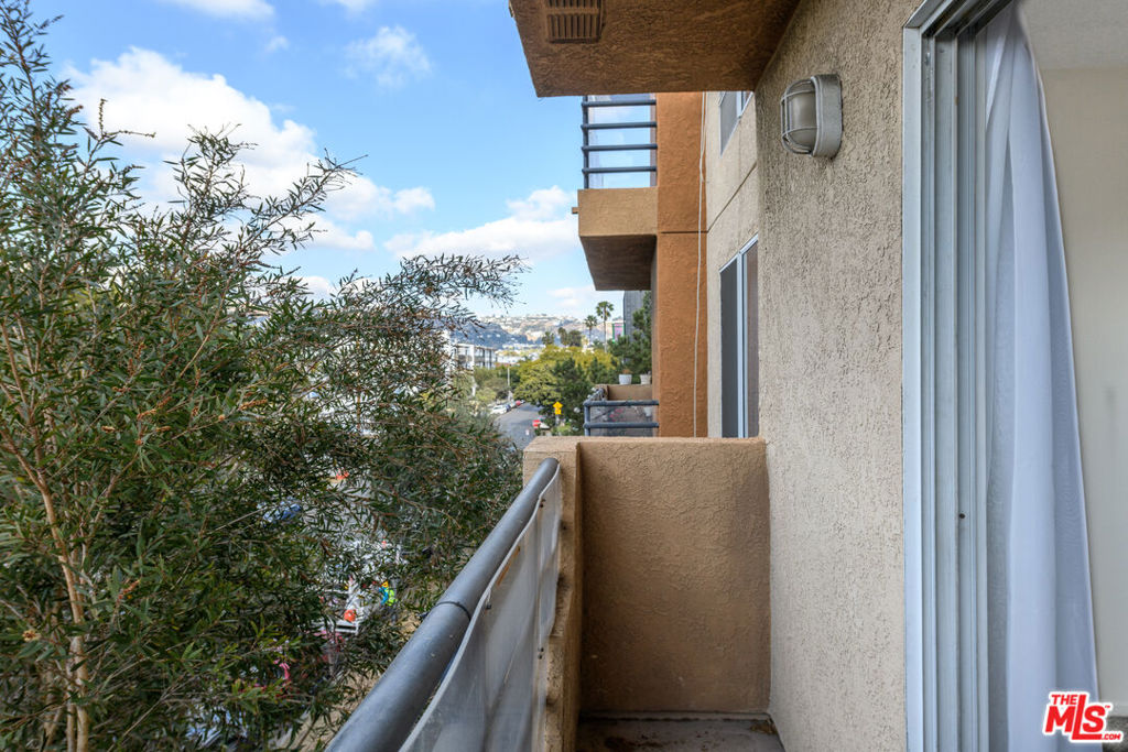 340 N Hayworth Avenue 302 Property Photo 12
