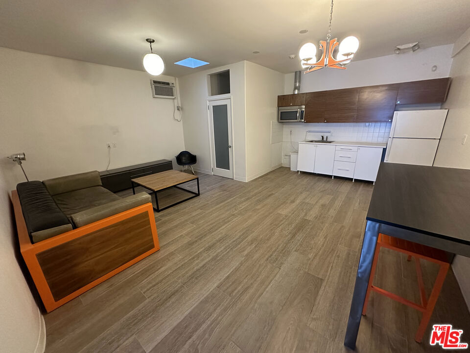 1857 W Adams Boulevard Property Photo 3