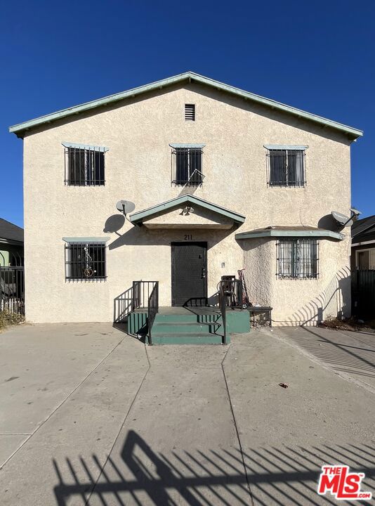 211 E 55th Street Property Photo 1