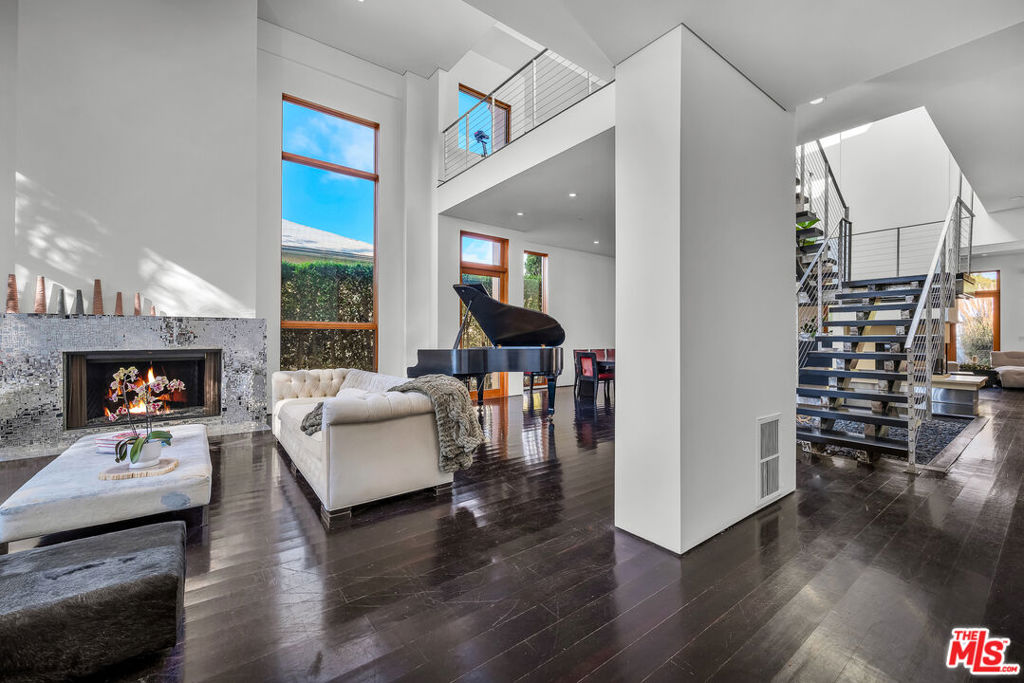 1055 26th Street Property Photo 3
