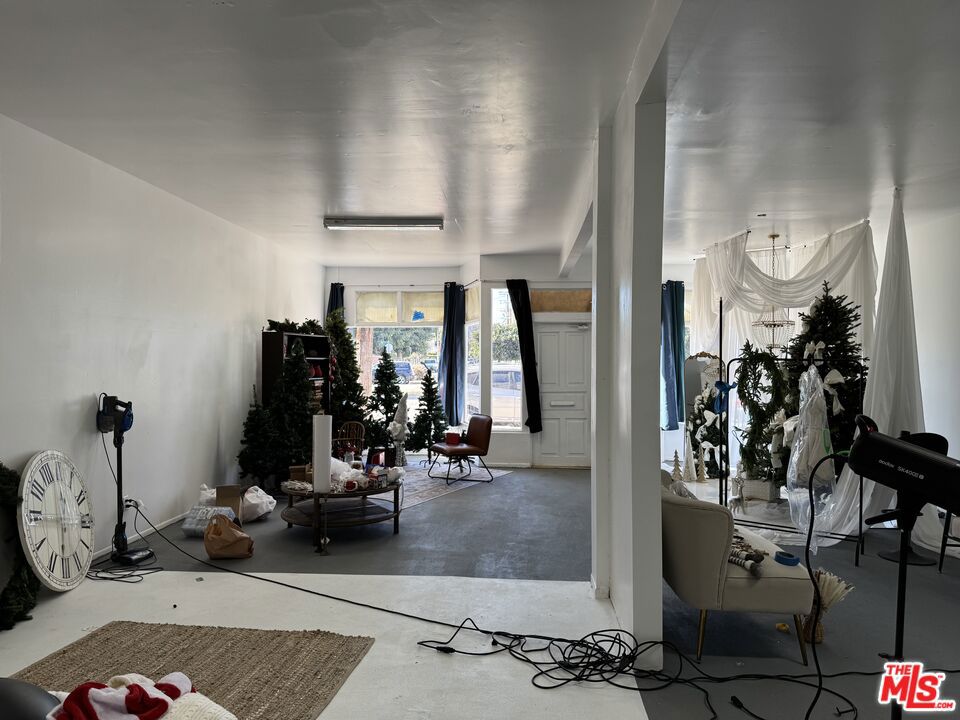 5114 Vineland Avenue Property Photo 3