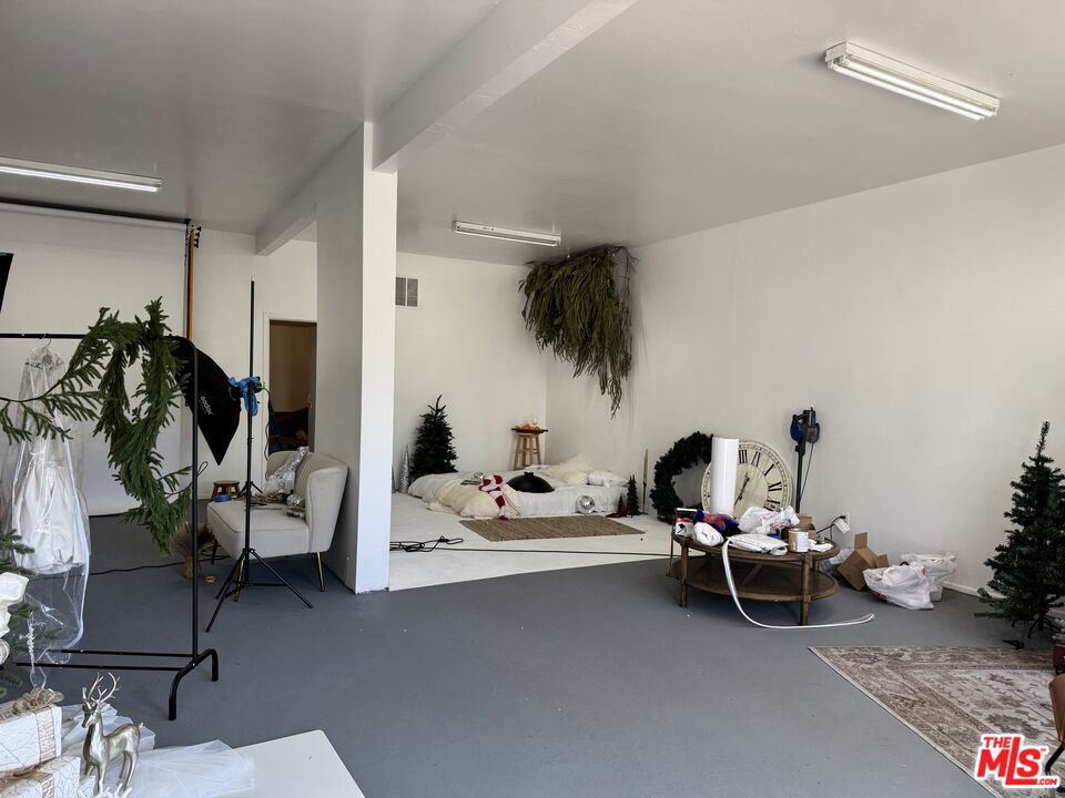 5114 Vineland Avenue Property Photo 5