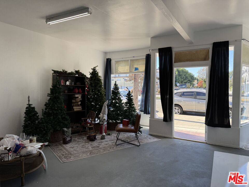 5114 Vineland Avenue Property Photo 6
